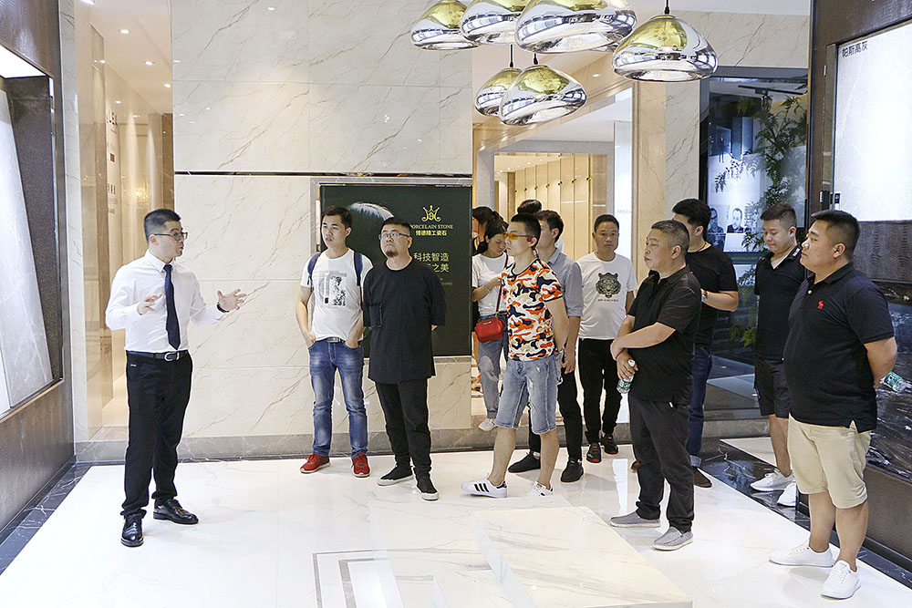 设计师参观花季传媒APP下载免费观看大全展厅