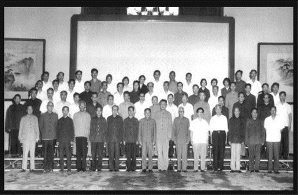 1977年8月，邓小平与参加科学和教育工作座谈会的科教工作者代表合影（三排座二为温元凯）